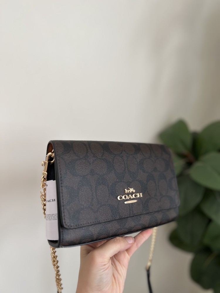 شنطة كوتش Signature Flap كروس بدي