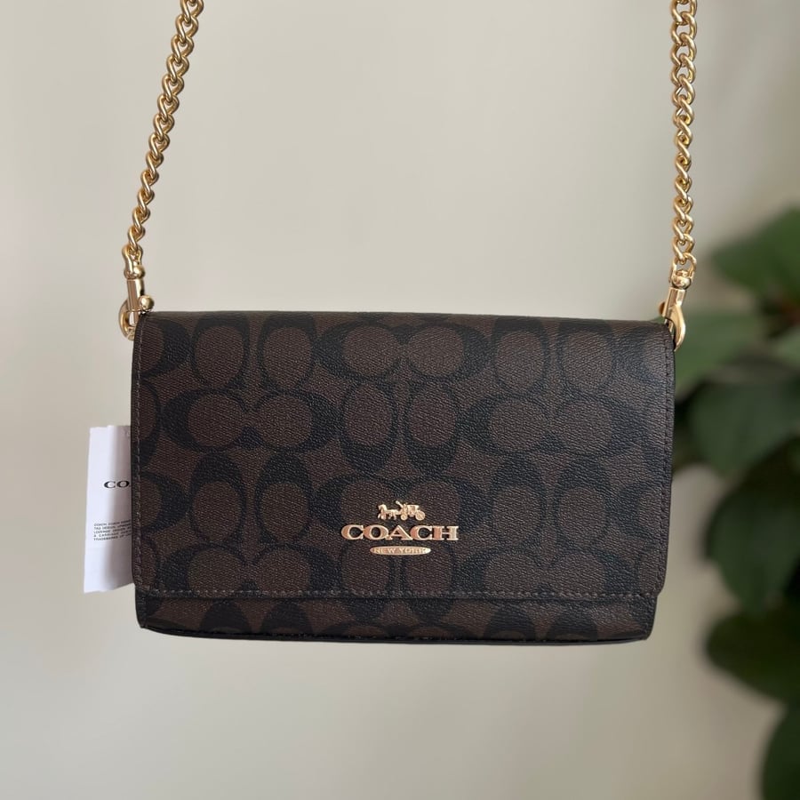 شنطة كوتش Signature Flap كروس بدي