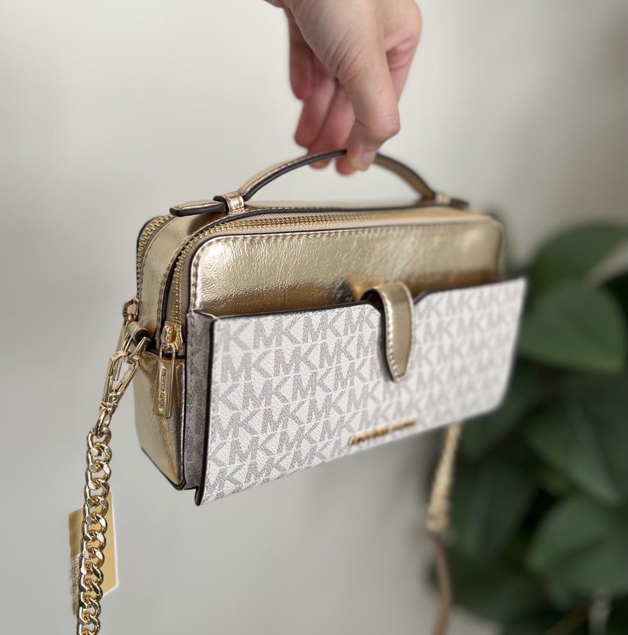 شنطة مايكل كورس top handle ذهبي