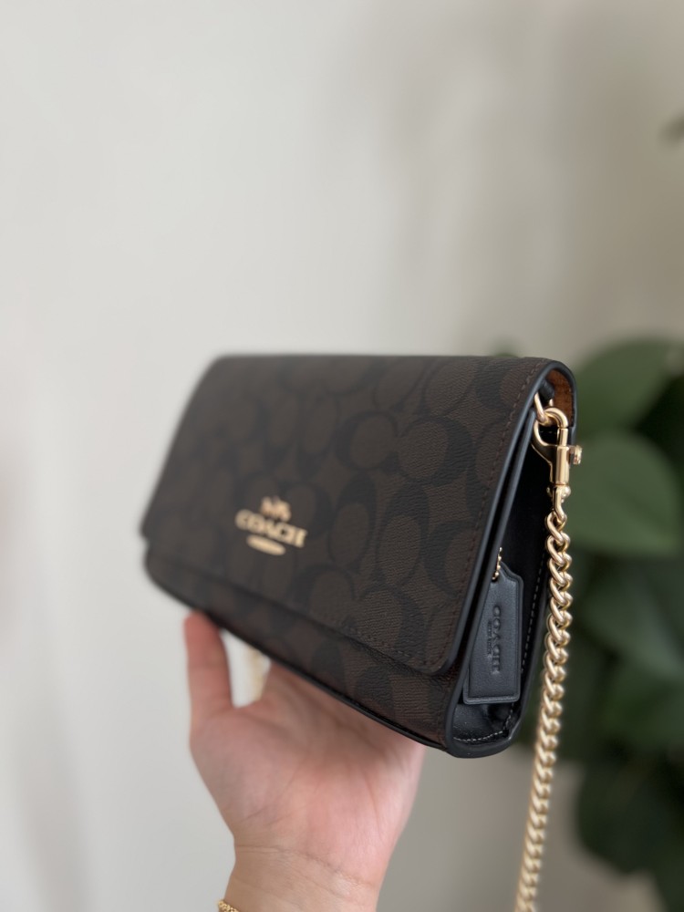 شنطة كوتش Signature Flap كروس بدي