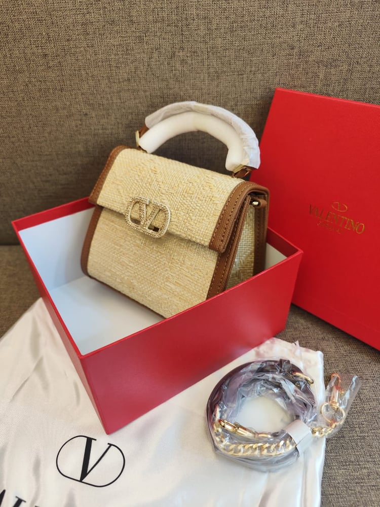 شنطة ماركة فالنتينو