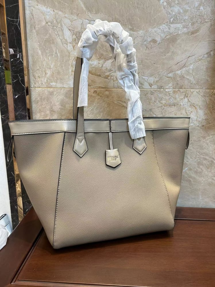 شنطة نسائية ماركة فندي