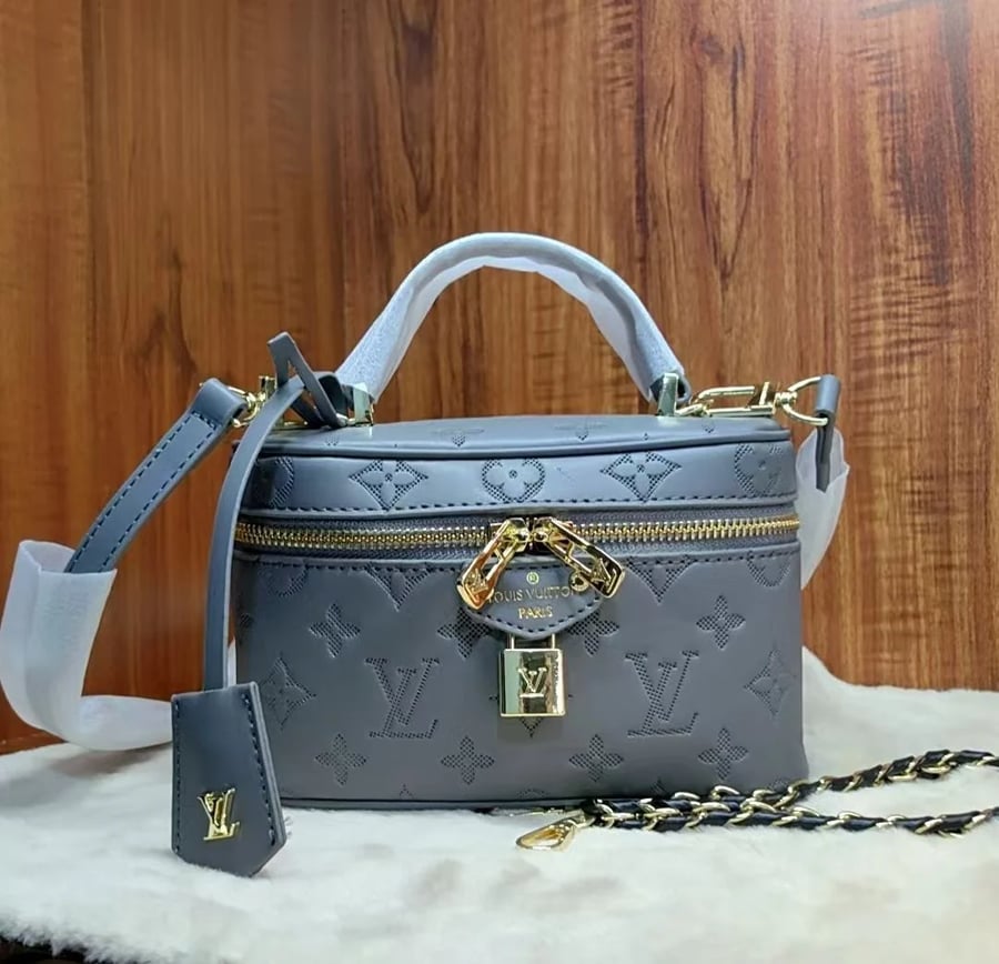 شنطة مكياج ماركة لويس فيتون