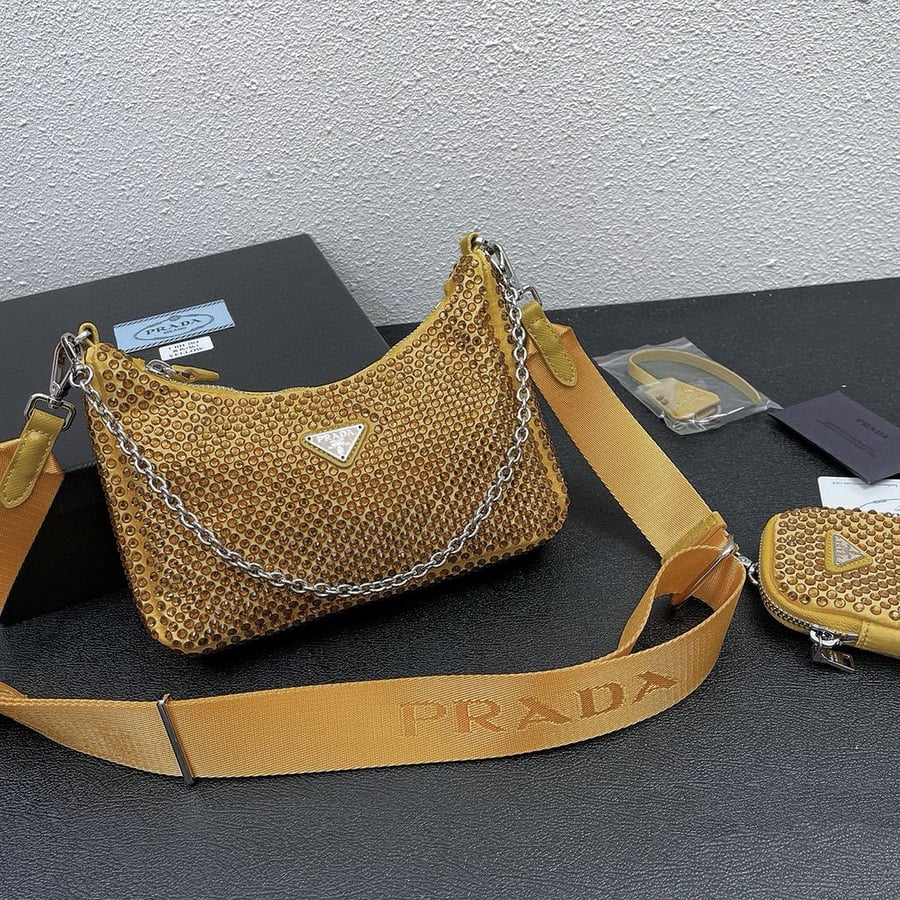 شنطة ماركة برادا