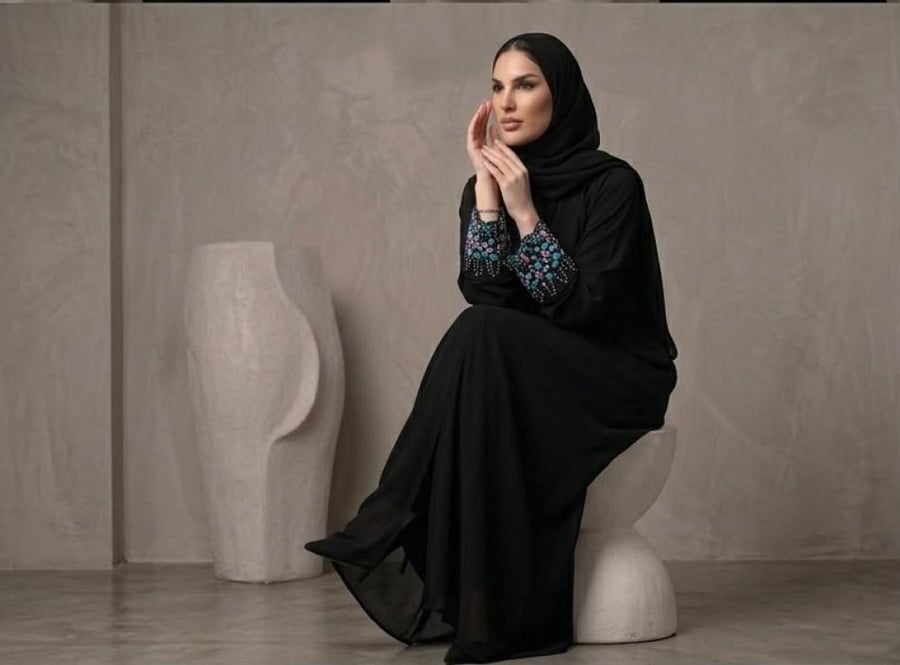Karmen عباية إيلينا ازرق فاخرة من لمسه حرير بأزرار عملية وتطريز لامع