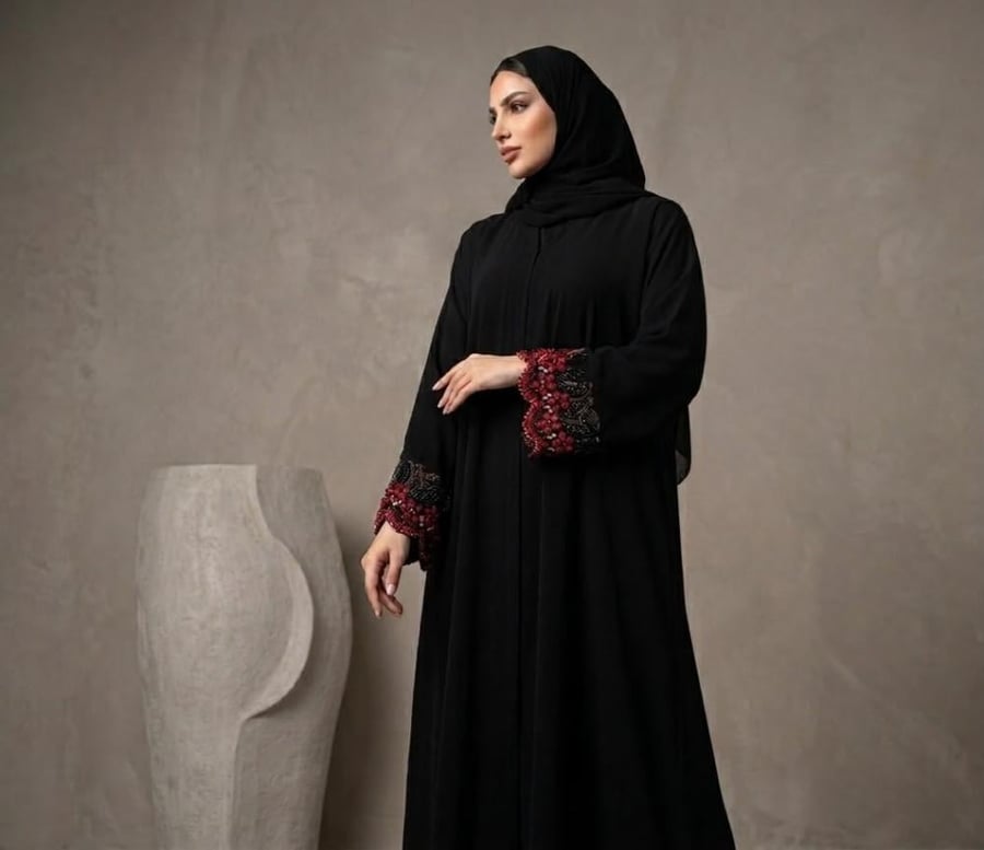 عباية رهف, عباية بتصميم الورود الحمراء الانيق