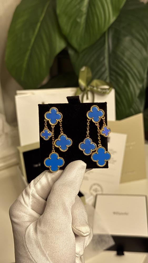 Van Cleef blue ring with four flowers