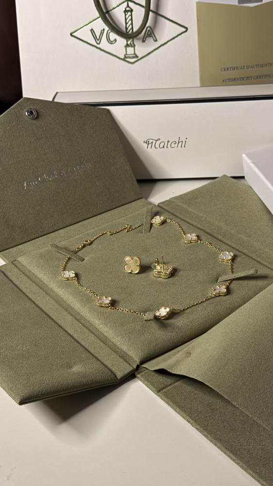 Van Cleef necklace and earrings set, 7 white mother-of-pearl roses