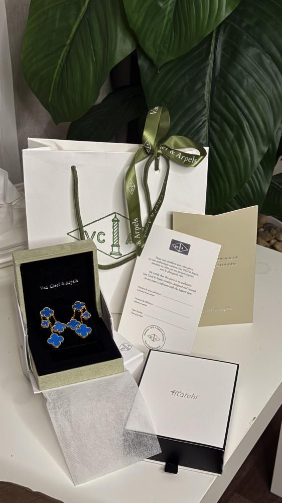 Van Cleef blue ring with four flowers