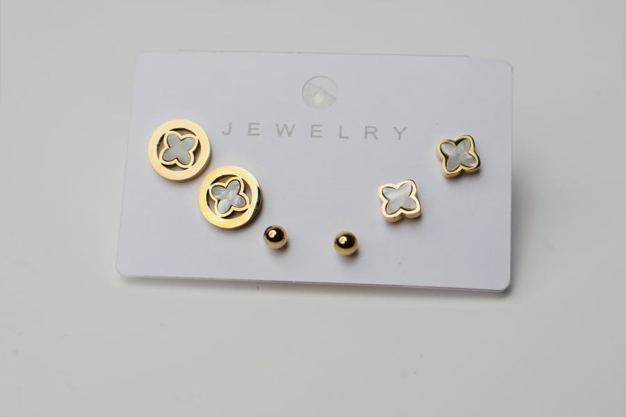 Gold hoop set with modern design