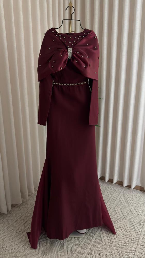 فستان سهره عنابي باكتاف فيونكه مطرزه