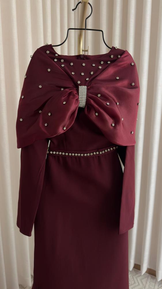فستان سهره عنابي باكتاف فيونكه مطرزه