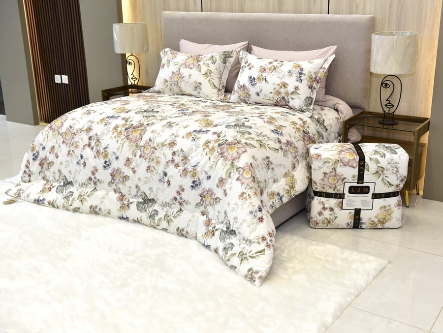 مفرش مزخرف بورود بألوان دافئة من الزهري والأصفر