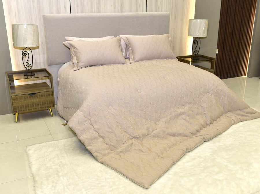 مفرش سرير بيج ناعم مع تصميم منقوش مميز