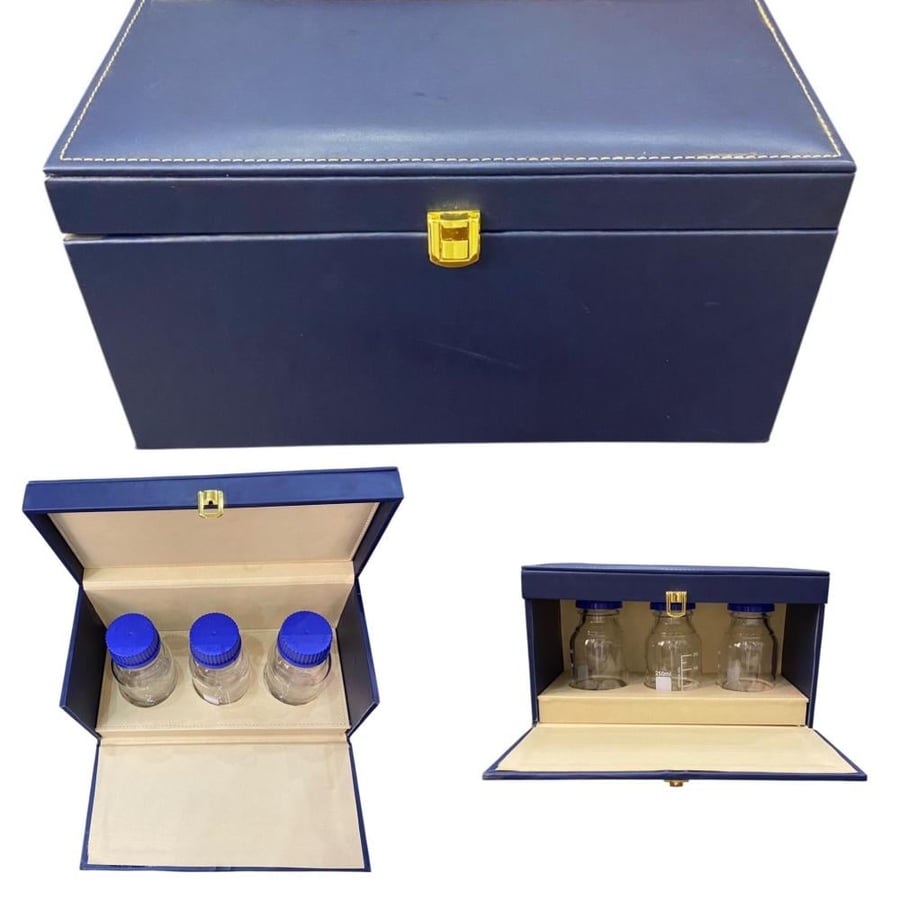 Luxury leather bag for storing oils, accompanied by 3 bottles of 250 ml each.