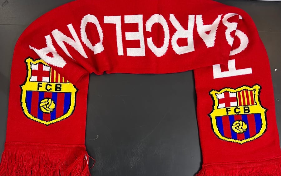 شال برشلونة احمر