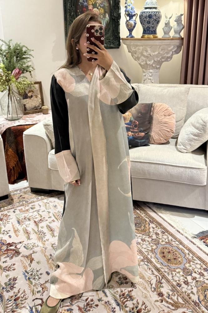 Peony Noir abaya