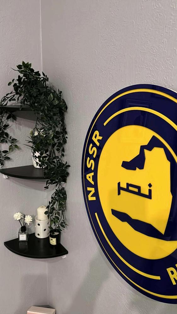 لوحة بشعار نادي النصر السعودي الجديد