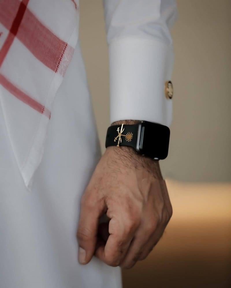 بروش ساعه يحمل خريطة المملكة و سيفين ونخله