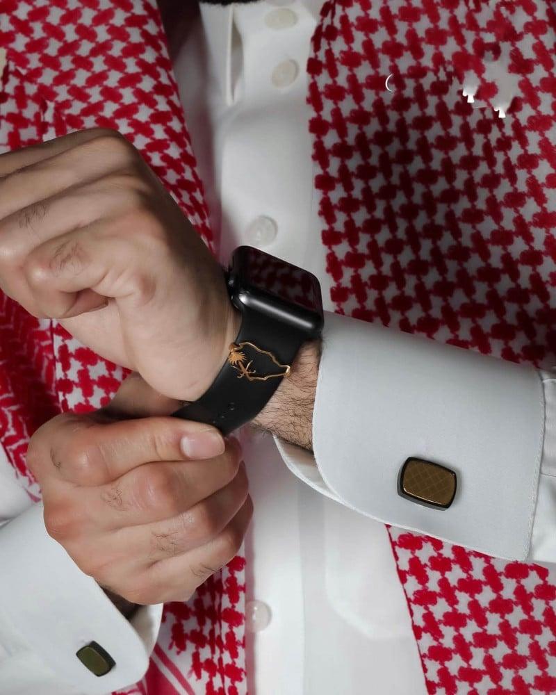 بروش ساعه يحمل خريطة المملكة و سيفين ونخله