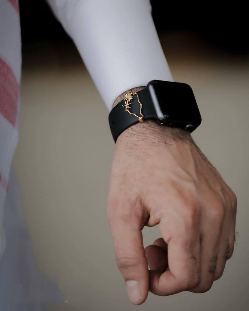 بروش ساعه يحمل خريطة المملكة و سيفين ونخله
