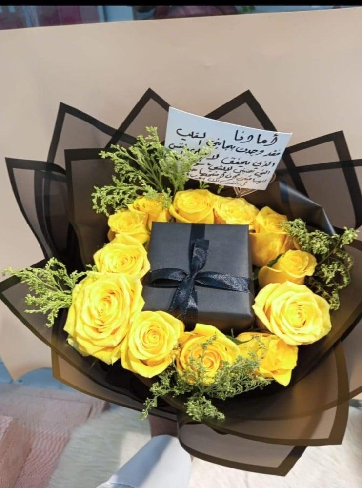 تغليف هدايا مع باقة ورد طبيعي