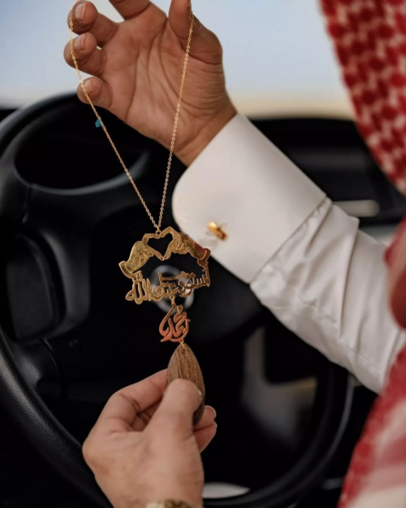 تعليقة سيارة برسمة الايادي بالاسم - متجر لفتة