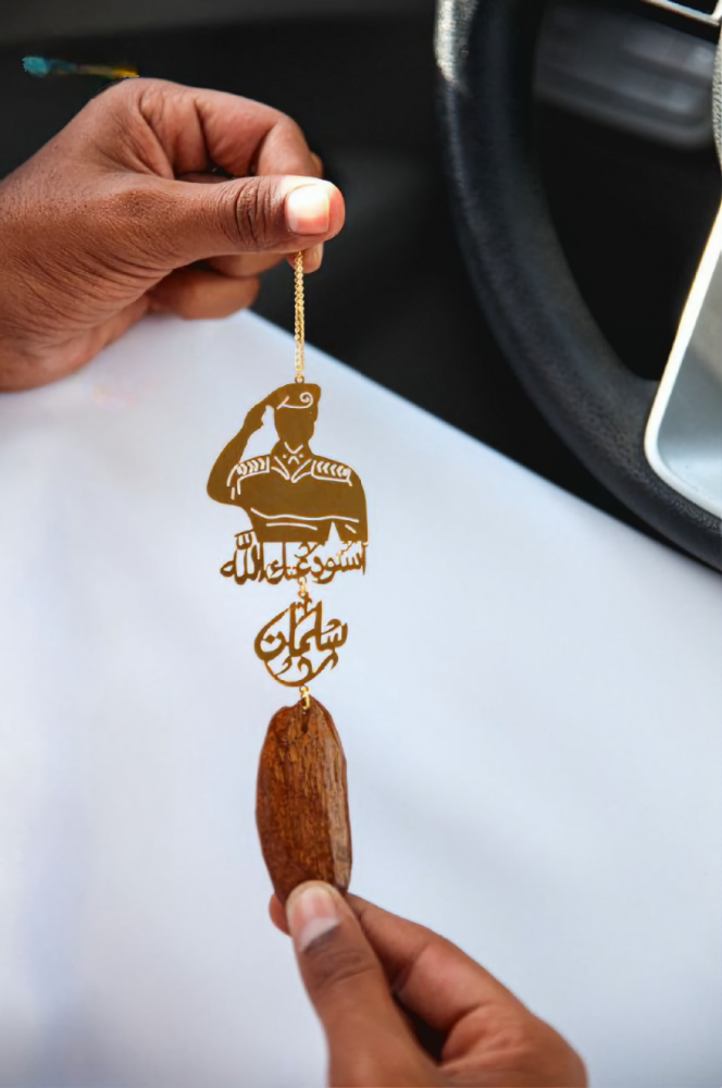 تعليقة سيارة العسكري مع العود بالاسم