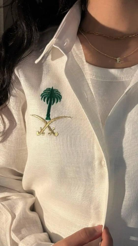 قميص كتان بتطريز سيفين ونخلة