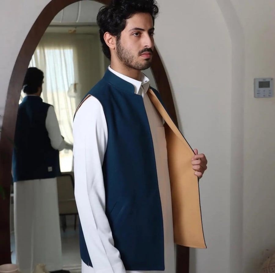 سديري رجالي أنيق جوخ ازرق على جملي