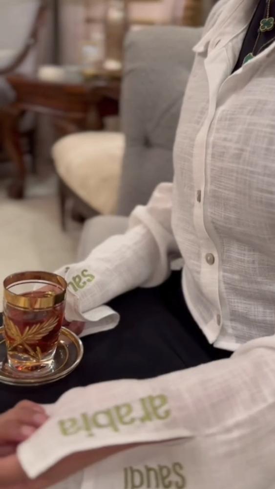 قميص لينن بتطريز سيفين ونخلة