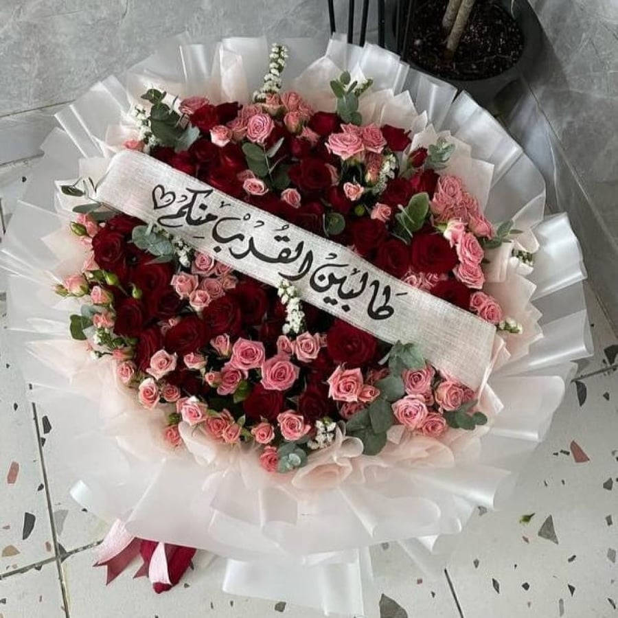 باقة ورد حمراء ووردية بتنسيق دائري فاخر بجدة