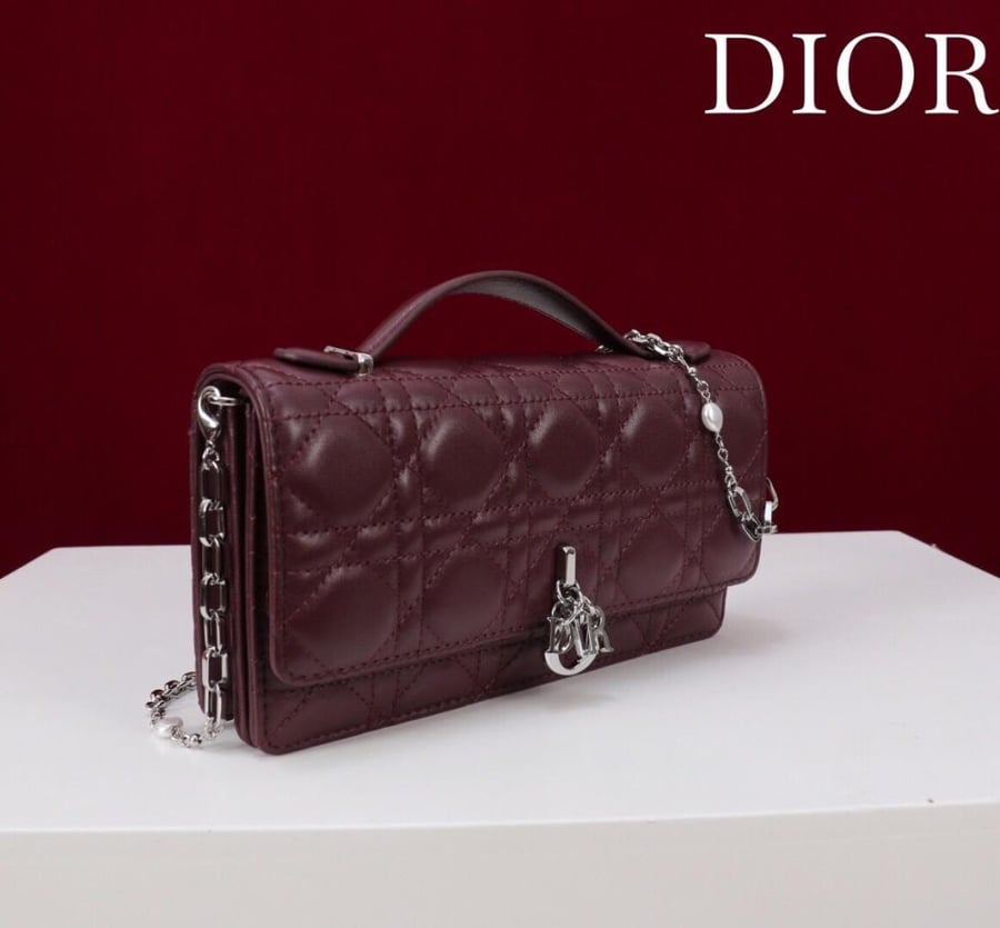 Dior لون السير ذهبي