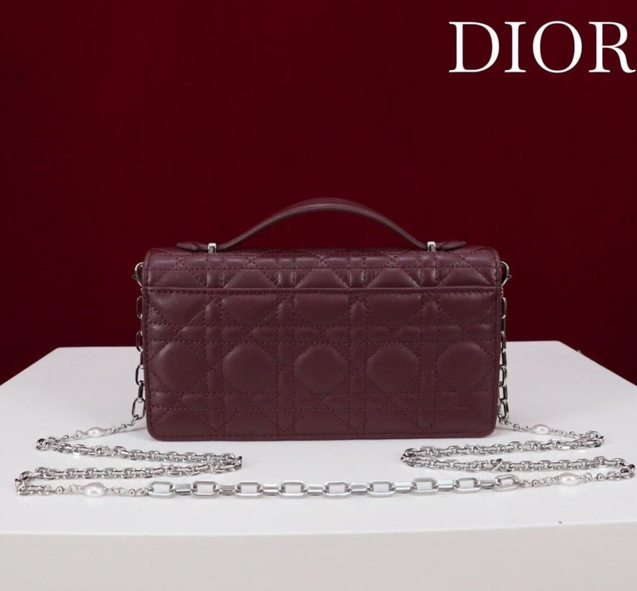 Dior لون السير ذهبي