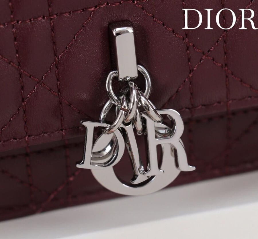 Dior لون السير ذهبي