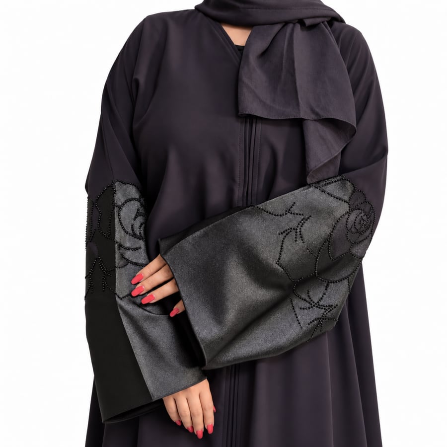 عباية بتطريز اسود