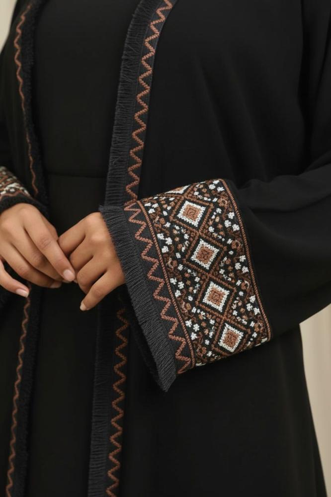 عبائه مطرزة مع الطرحة بنفس التطريز المميز