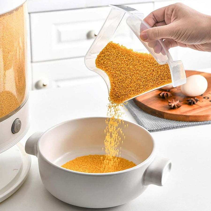 The distributor of grains and rotating snacks