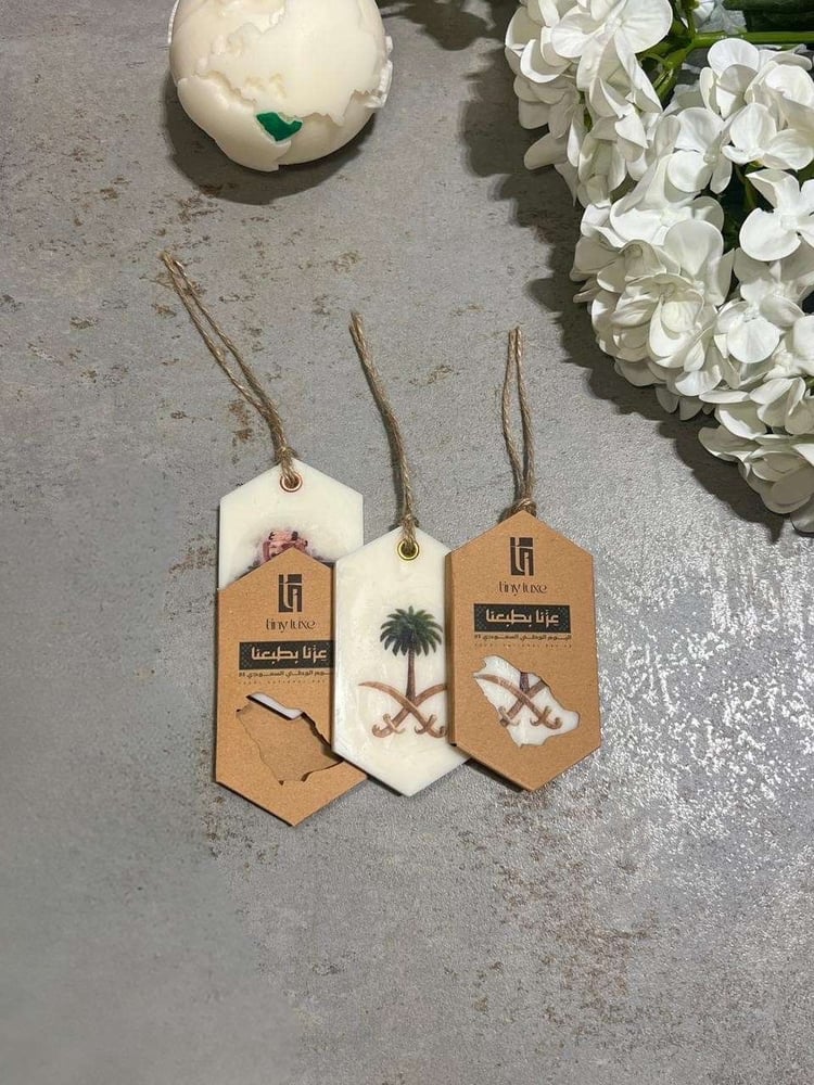 Tag with organic scented wax
