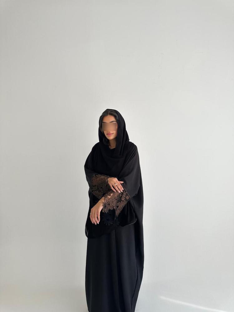 عباية سحر السوداء وكم بني