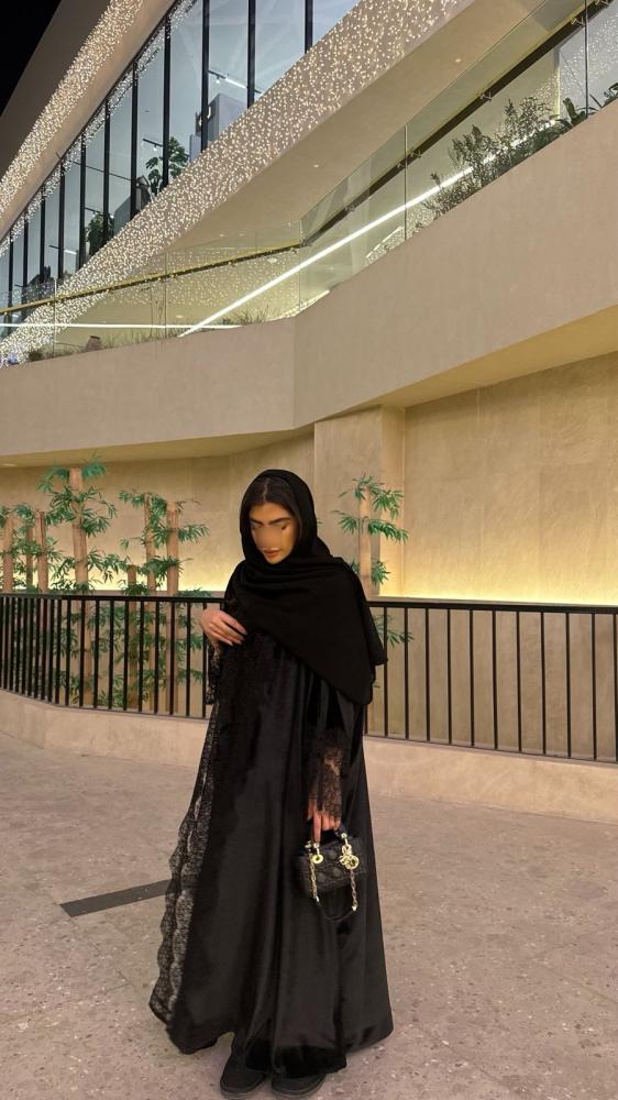 عباية مخمل كوري