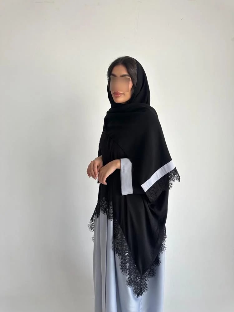 لُجين – عباية نص بشت سوداء بدانتيل