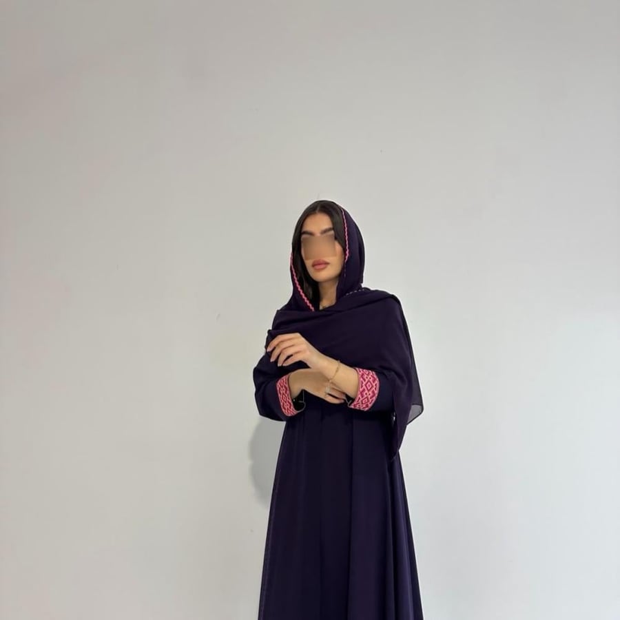 عباية يارا البنفسجية بتفاصيل هندسية وردية