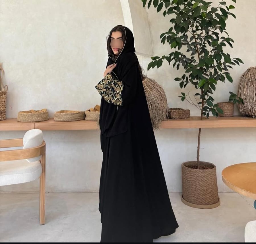 ثراء – عباية سوداء بتطريز ذهبي