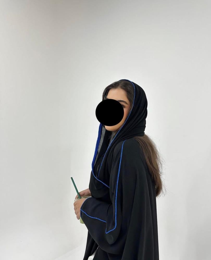 بشت سي واي اسود وكلفه نيلي