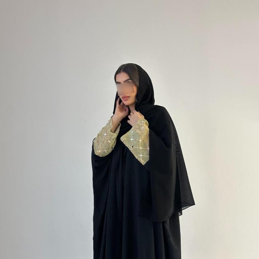 عباية جُمان السوداء بتطريز هندي ذهبي