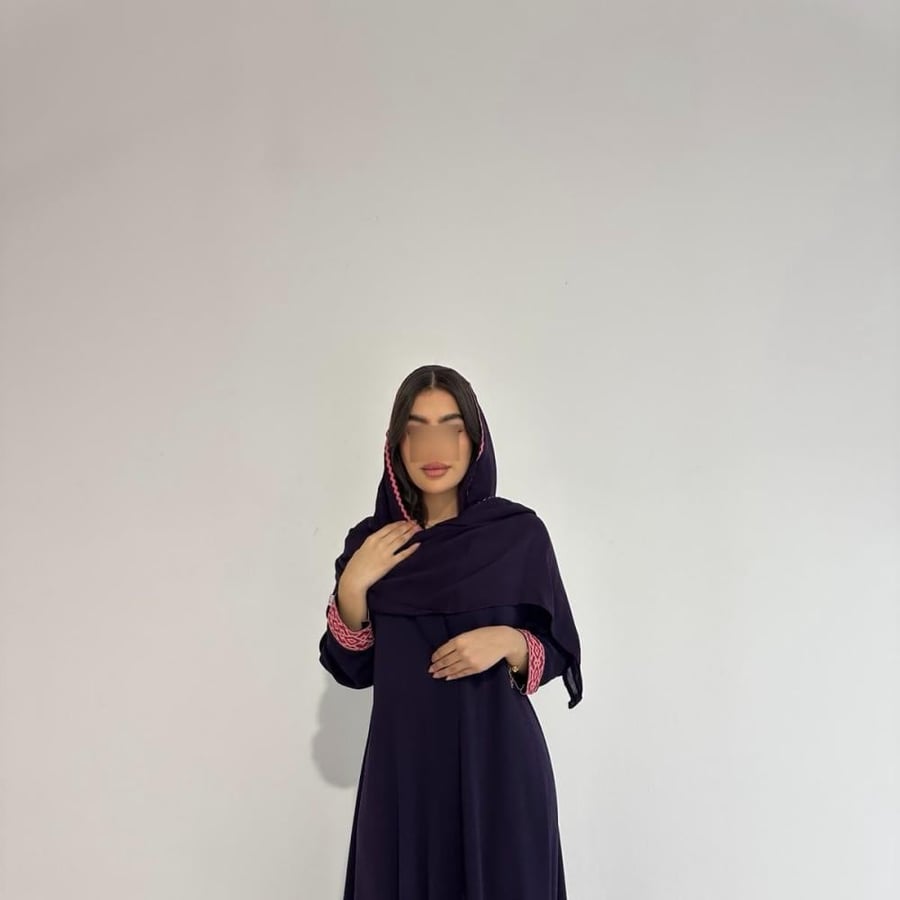 عباية يارا البنفسجية بتفاصيل هندسية وردية