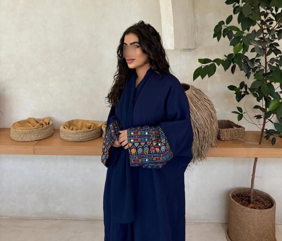 تهاني – عباية نص بشت كحلية