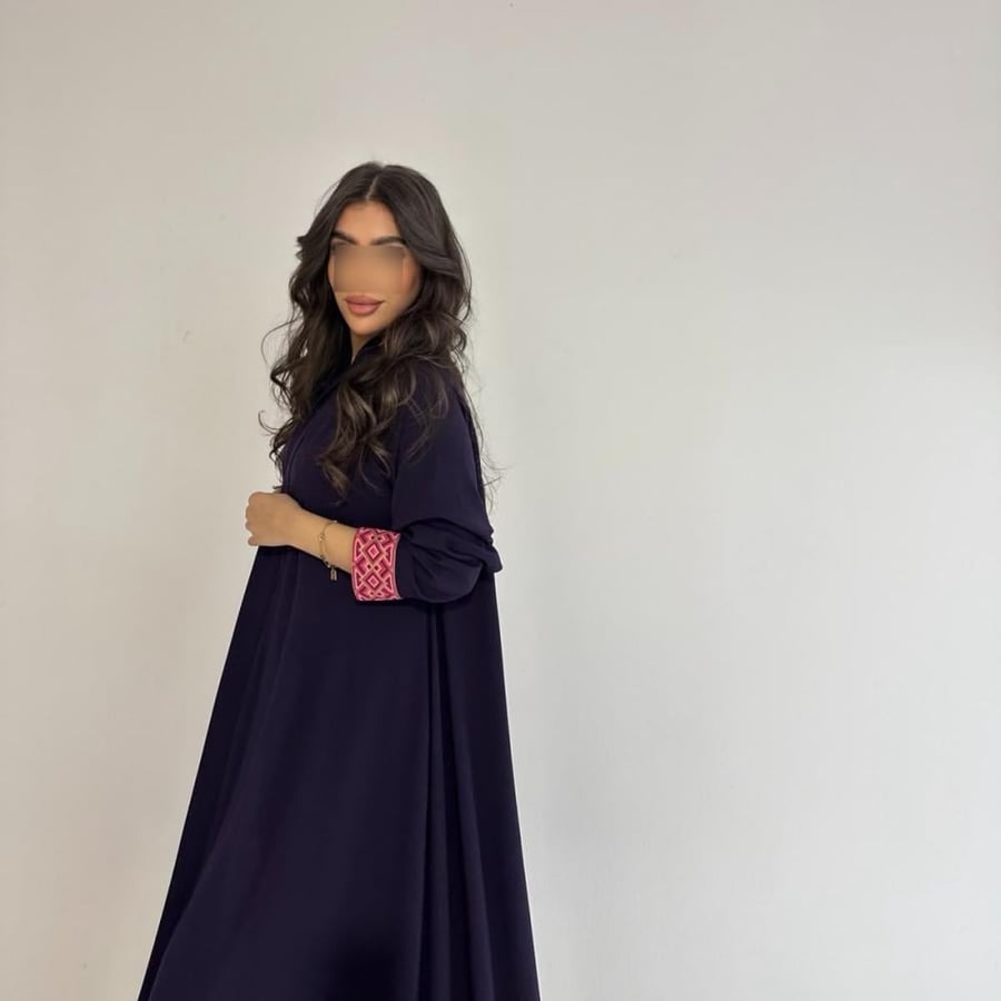 عباية يارا البنفسجية بتفاصيل هندسية وردية