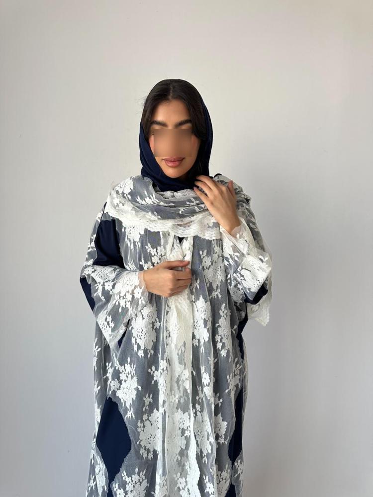 عباية سيلين كريب ملونة بدانتيل أبيض